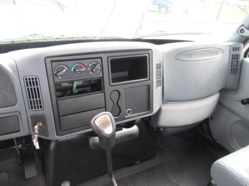 2004 International 4300 SBA - 14