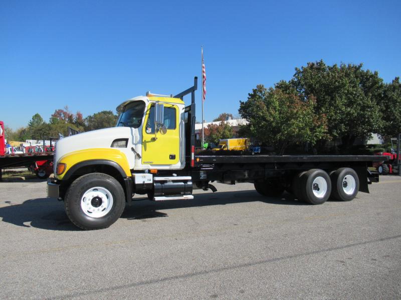 2005 Mack CV713 - 1