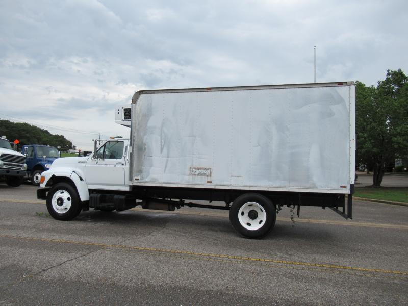 1999 Ford F800 - 4